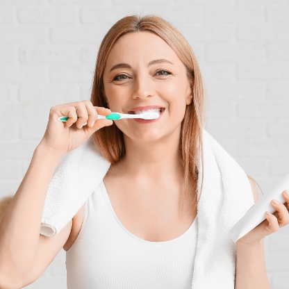 UN BON BROSSAGE DES DENTS À LA MAISON